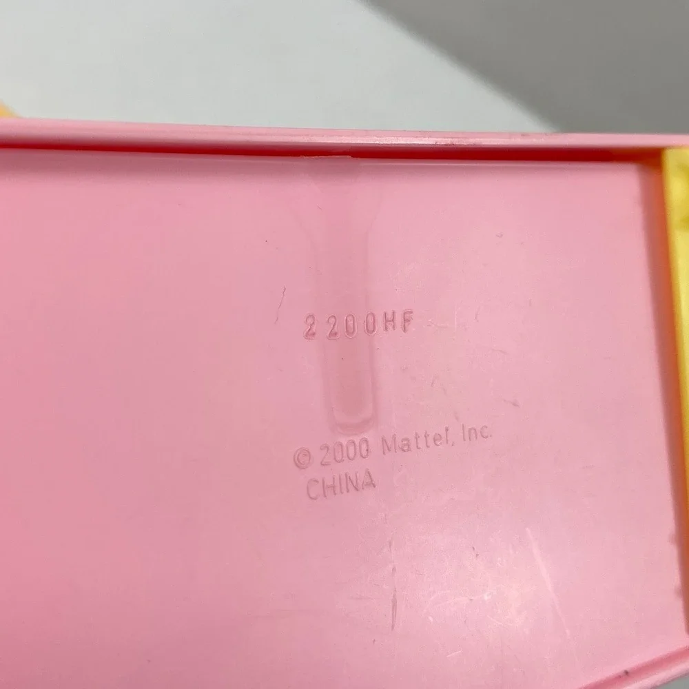 2000 Mattel Kelly Love‎ n Care Pink Bed and Barbie Green Chair